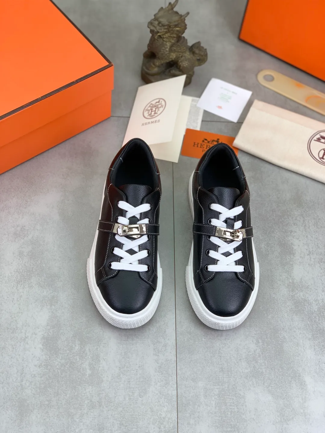 Men's men's shoes 💰P640 New Hermes top version Hermès classic couple style #𝐊𝐞𝐥𝐥𝐲 buckle casual white shoes skateboard shoes that will not conflict with shoes at all. Full of unknowns, Hermès rarely produces flat casual shoes and they are paired with classic palladium-plated Kelly shoe buckles! You'll fall in love with it at first sight. It's super versatile and can be worn with any skirt or pants. 🉑️Close your eyes and wear it. It's super noble. Fabric: Specific cowhide/canvas material. Lining: Sheepskin lining. Outsole: Original molded TPU outsole. Size: 35-45.